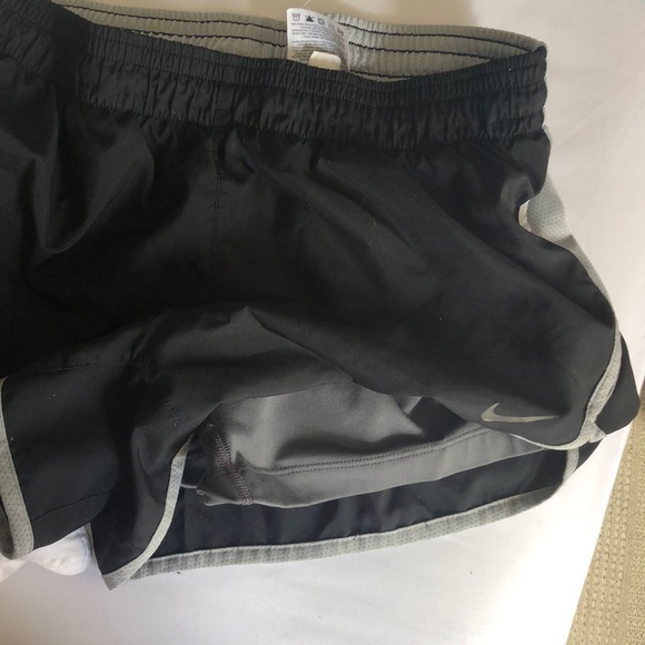 Nike dri fit lines shorts size M - Picture 4 of 5